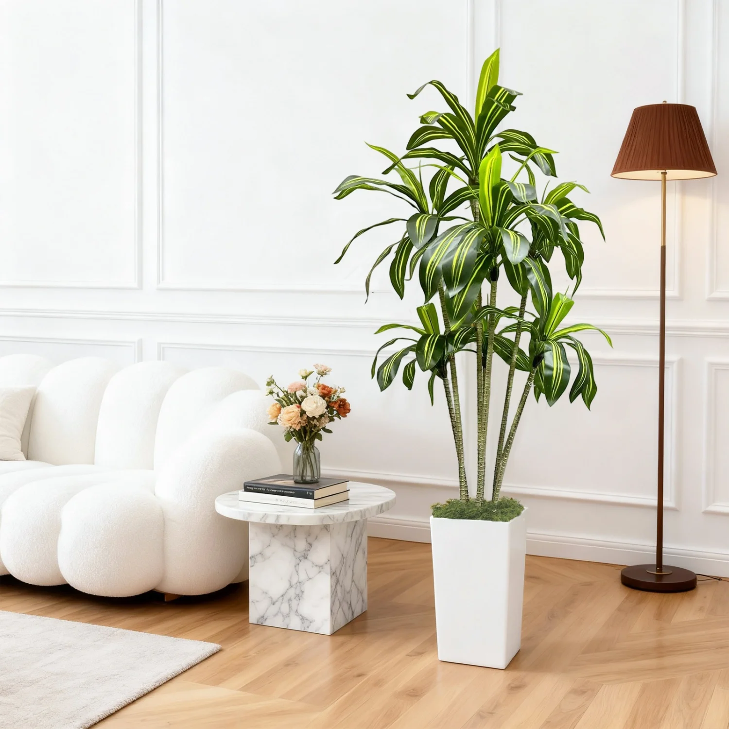 Künstlicher Dracaena-Baum, künstlicher Drachenbaum mit weißem hohem Pflanzgefäß, künstliche Pflanzen für den Innenbereich, künstlicher Baum für die Heim- und Bürodekoration Image