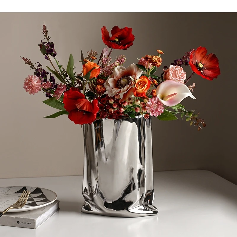 Versilberte Keramikvase, Schreibtischdekoration, plissierte Vasen, dekorative Blumentöpfe, Blumenarrangement, moderne Heimdekoration Image