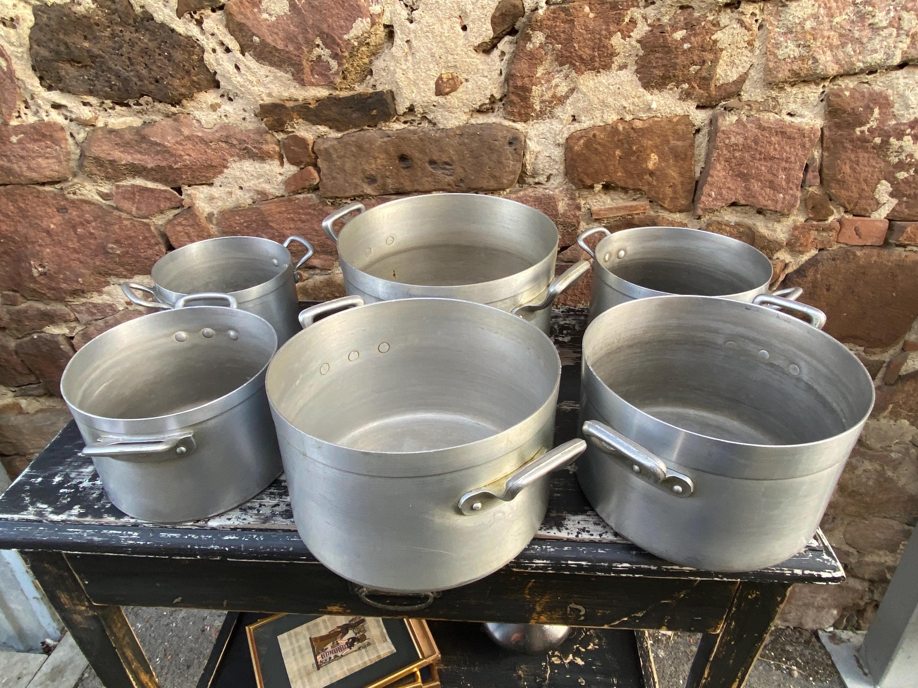 Set di 6 padelle in alluminio vintage francesi retrò, casseruole, decorazione da cucina anni '50