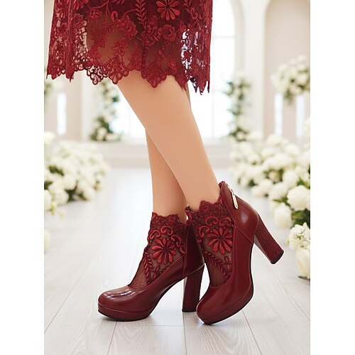 Weiße Brautstiefeletten mit Blockabsatz und Spitze für Damen – romantische Hochzeitsschuhe für Bräute bei Gartenhochzeiten Image