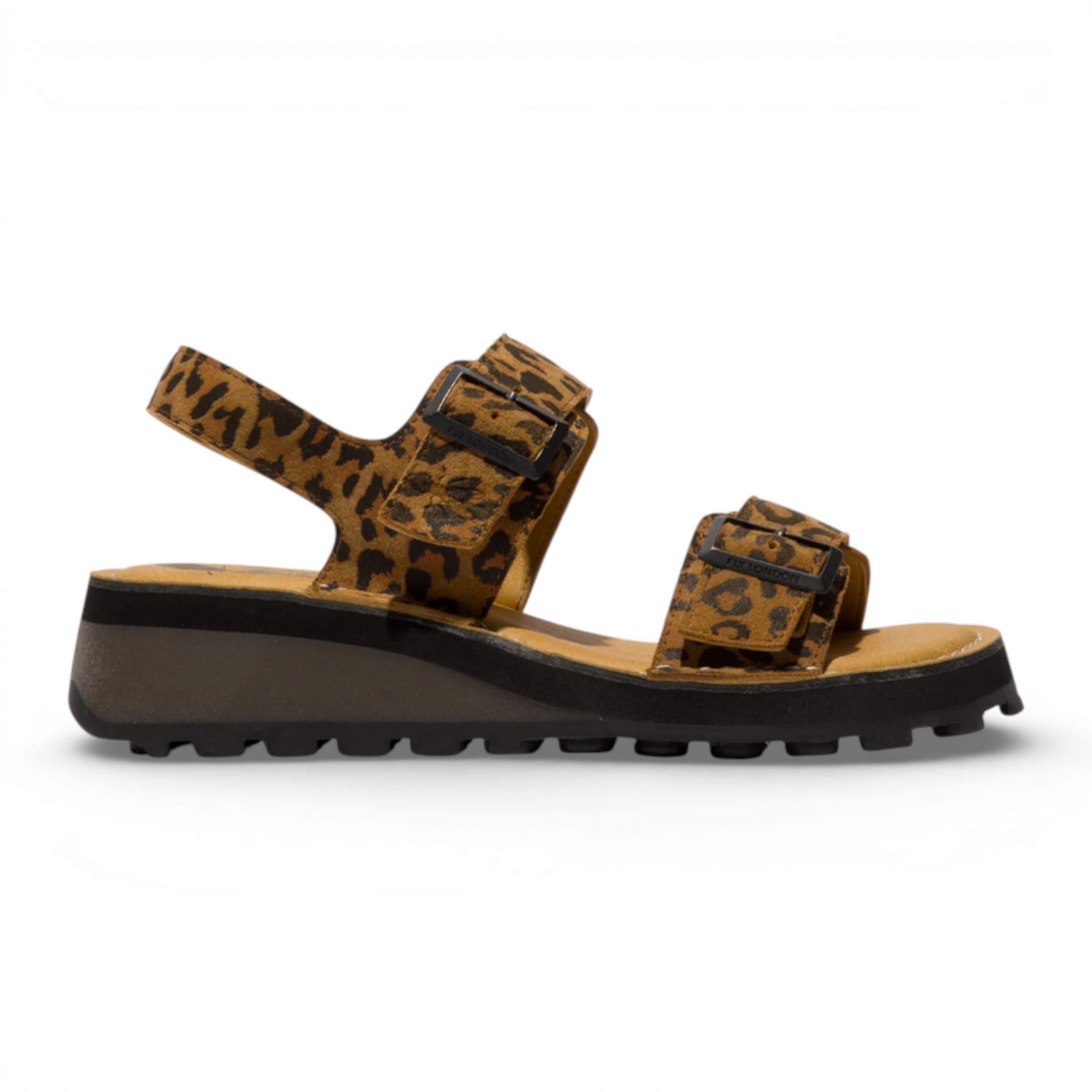 Fly London Damen-Sandalen HEIF558FLY aus hellbraunem Leder mit Keilabsatz und Schnalle, Modell Leopardenmuster.