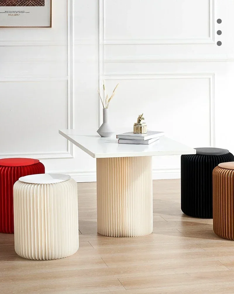 Cremefarbener kleiner Hocker, tragbarer Klapphocker, hochbelastbarer, langlebiger Hocker für Zuhause, Wohnzimmer, kleiner Stuhlhocker Image