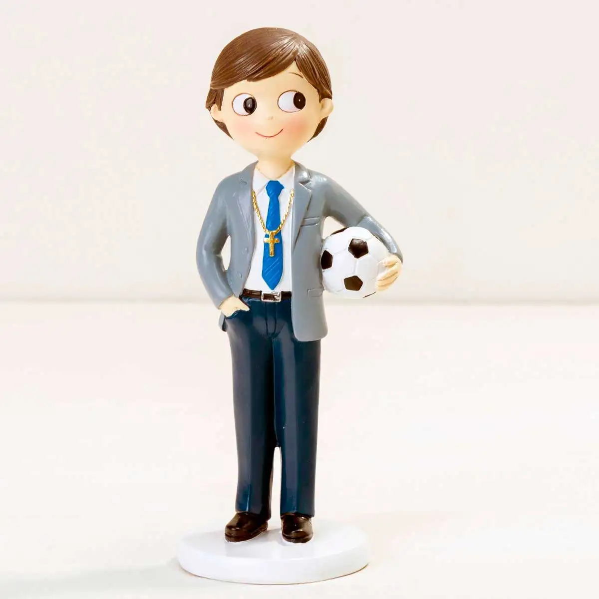 KUCHEN ABBILDUNG FÜR ERSTE KOMMUNION. JUNGE MIT FUßBALL BALL MIT JACKE UND KRAWATTE. DETAIL FÜR ERSTE KOMMUNION KUCHEN, EINE ÄTHERISCHES SOUVENI Image