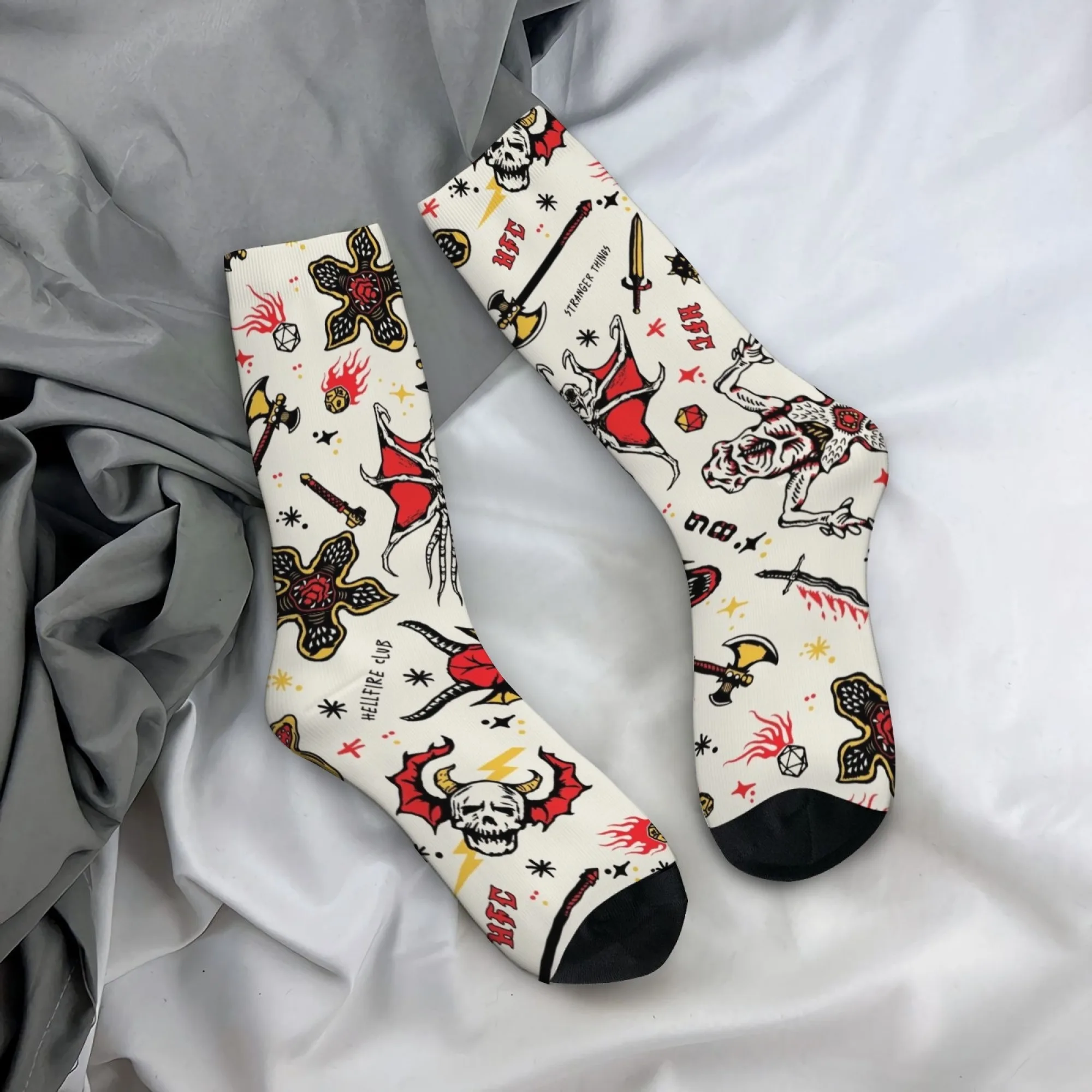 Herren Wadenlange Socken im Dunklen, Ausgefallenen Punk-Stil mit Totenkopf-, Oktopus- und Axt-Print, Rot-Gelbe Punk-Graffiti-Style Alltagssocken