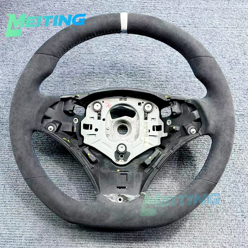 Das Lenkrad wurde modifiziert mit weißem Logo auf der Rückseite und ist aus Vollwildleder gefertigt für BMW E90 E91 E92 3er Serie. Image