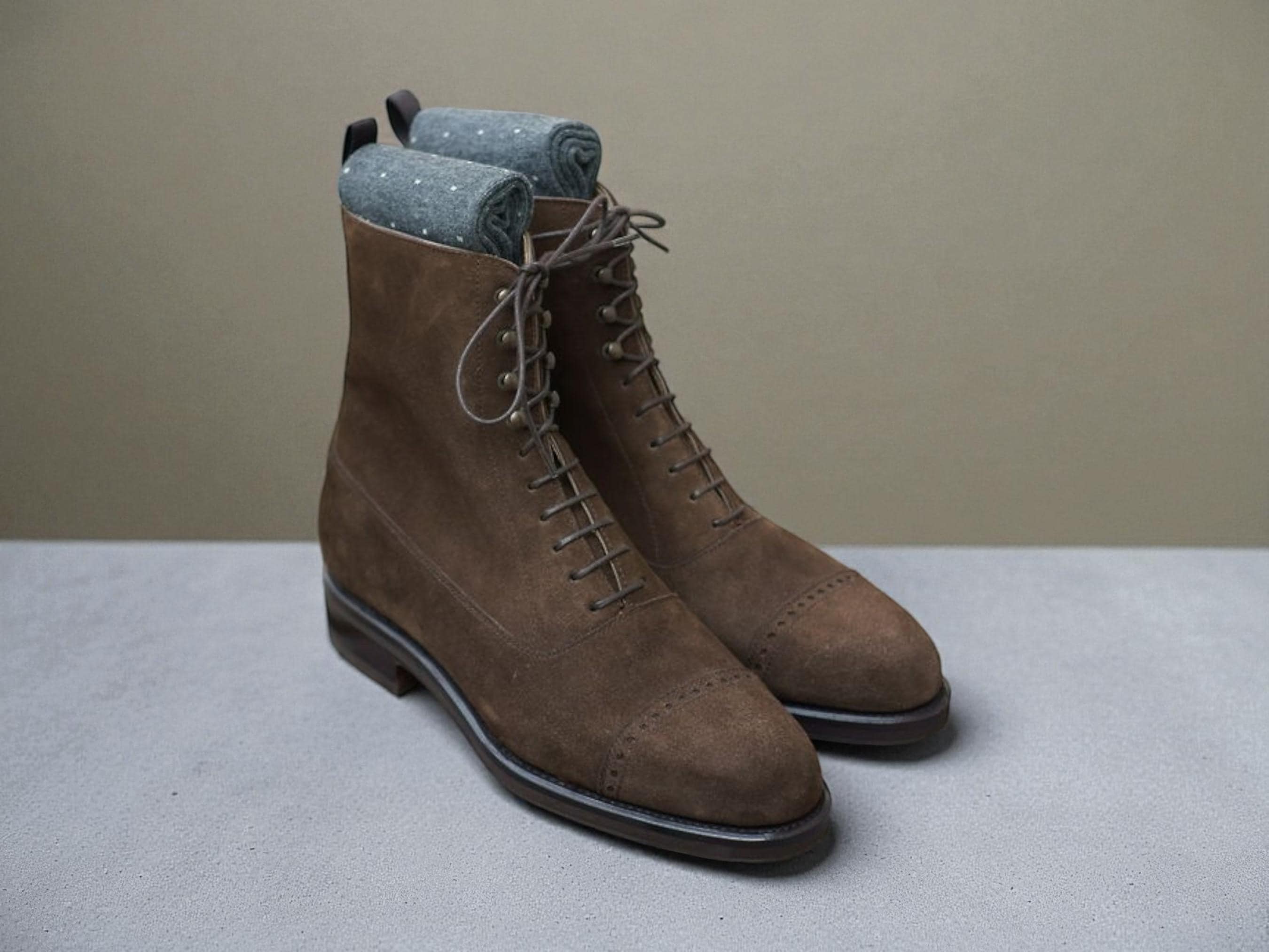 Stivaletto da uomo elegante, alto e formale, in pelle scamosciata marrone scuro, con lacci e punta a punta, fatto a mano.