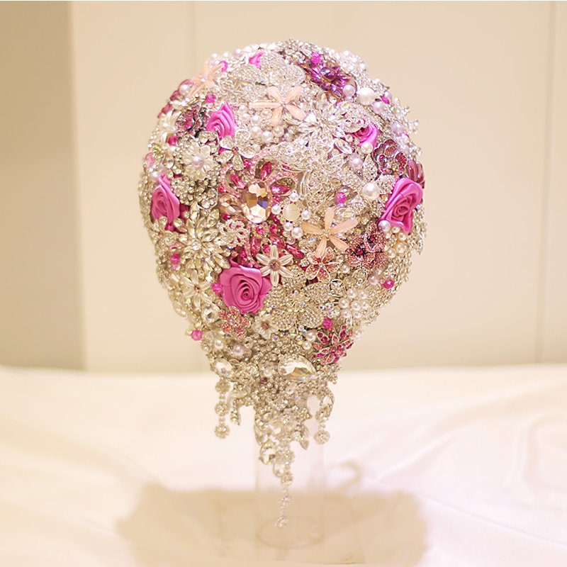 Bouquet da sposa di lusso con perle e strass, bouquet con spilla rosa shocking