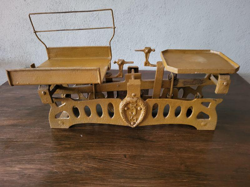 vecchia bilancia antica, bilancia da negozio all'angolo, bilancia da droghiere, bilancia da cucina, bilancia a becco