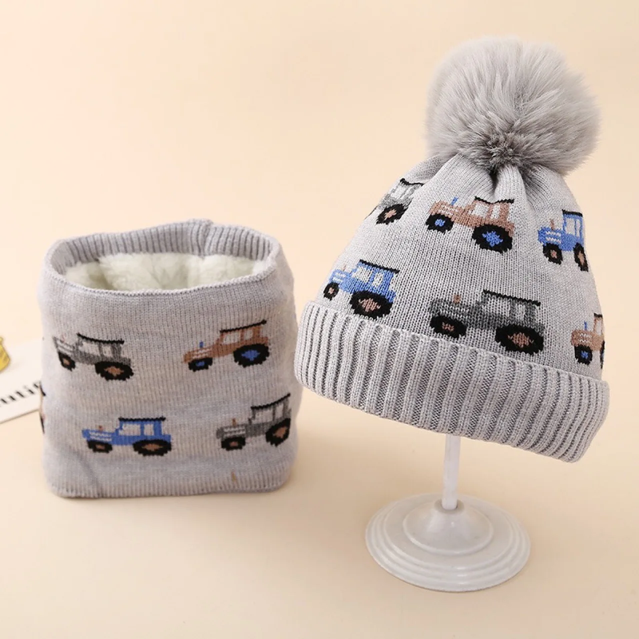 Strickmütze und Schal-Set für Kinder mit Autoaufdruck – warme Wintermütze mit Ohrenklappe und passendem Schal, Zubehör für kaltes Wetter für Jungen Image