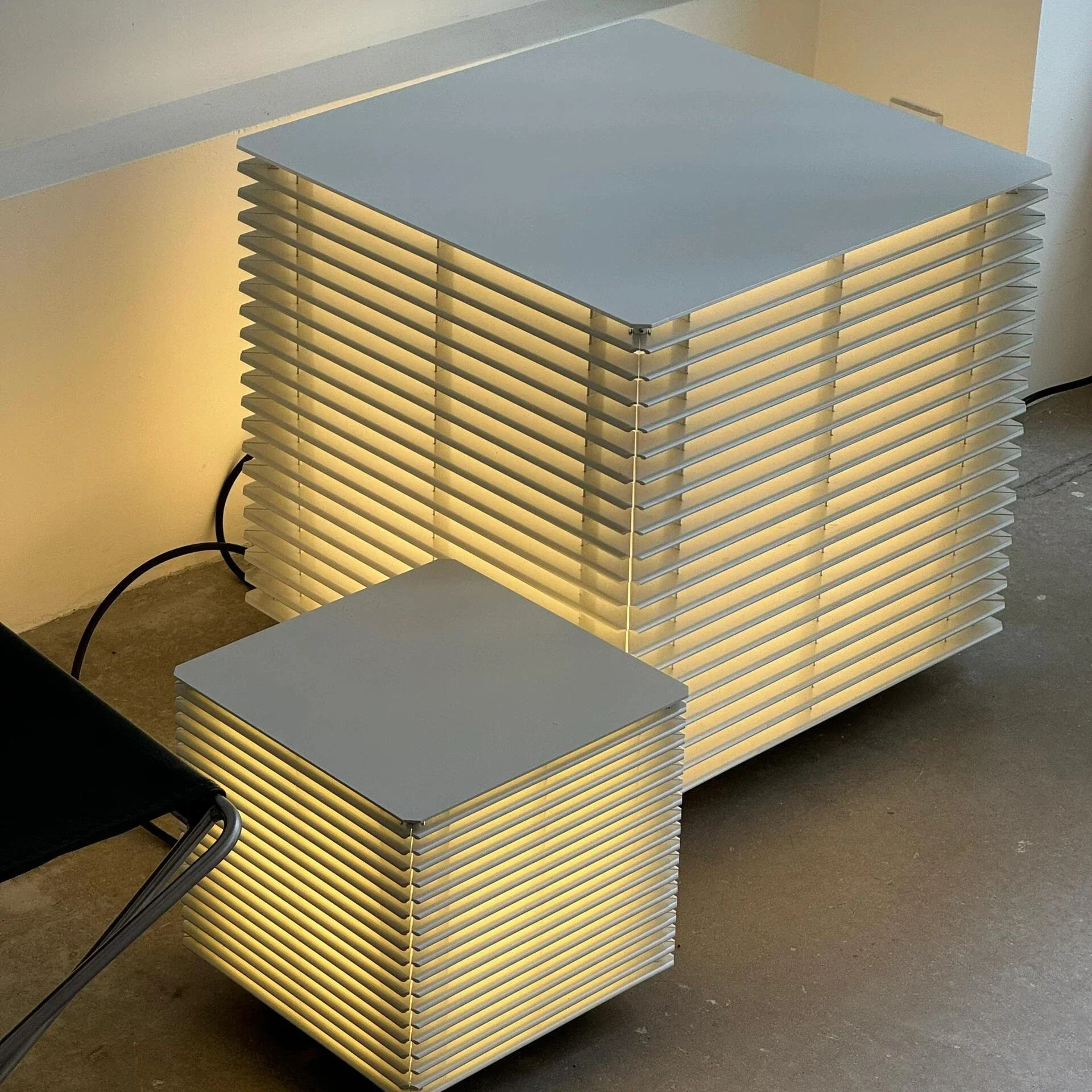 Milan Designer-Stehlampe mit elegantem, quadratischem Lamellen-Design für Wohnzimmer, Schlafzimmer, stilvolle Luxusbeleuchtung und Heimdekoration