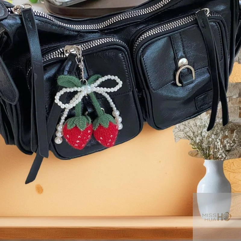 Trendiger Erdbeer-Schlüsselanhänger aus Stoff mit Perlenschleife, einfaches All-Match-Modeaccessoire für Taschen. Image