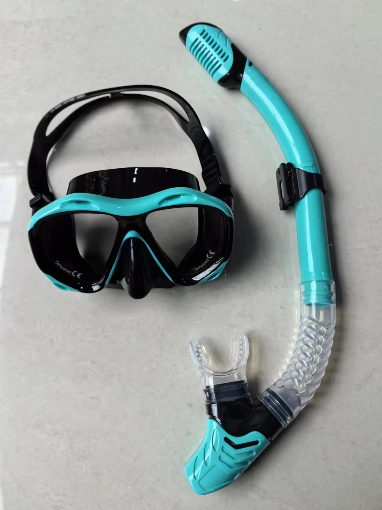 Schnorchelset für Erwachsene mit Antibeschlag-Tauchmaske und Trockenschnorchel, Tauchmaske mit gehärteten Glaslinsen, verhindert starken Windwiderstand Image