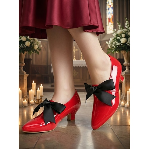 Beigefarbene Damenschuhe im Vintage-Stil der 1950er Jahre aus Lacklederimitat mit niedrigem Absatz und schwarzer Schleife – elegante, edwardianische Retro-Schuhe für Partys und den Alltag. Image