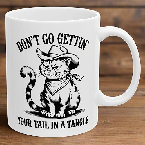 Lustige Geschenktasse: „Verheddere dich nicht mit deinem Schwanz!" Witzige Westernkatzen-Tasse mit sarkastischem Spruch – ein einzigartiges Kaffeebecher-Shooting für Katzenliebhaber und Westernfans. Image