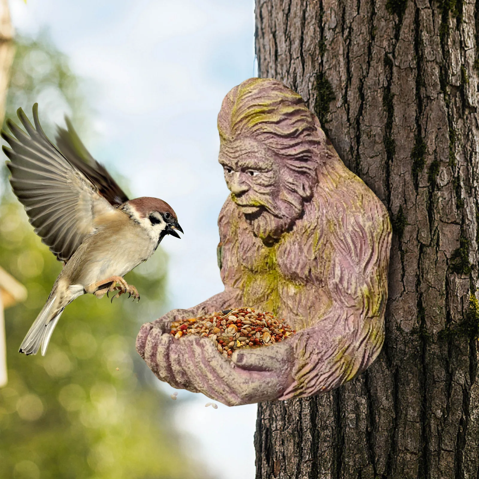 Wasserdichter Baummontierter Vogelfutterspender Sasquatch-Skulptur Einzigartige Garten- und Hofdekoration Wildvogelfutterspender Geschenk für Naturliebhaber Image