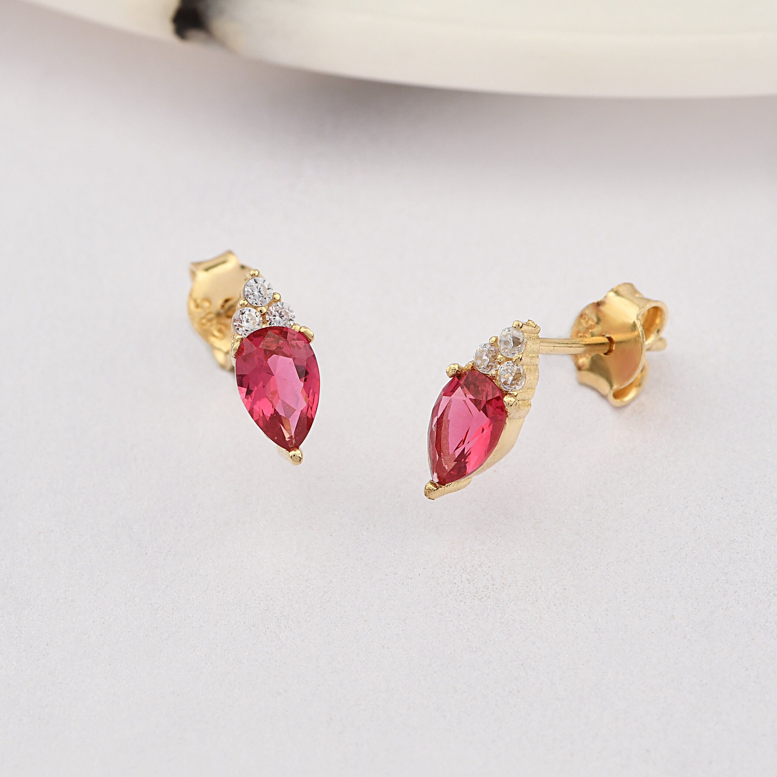 Orecchini in oro 14 carati con rubino, orecchini in oro con rubino, orecchini a bottone con rubino, orecchini con rubino, orecchini in oro con pietre