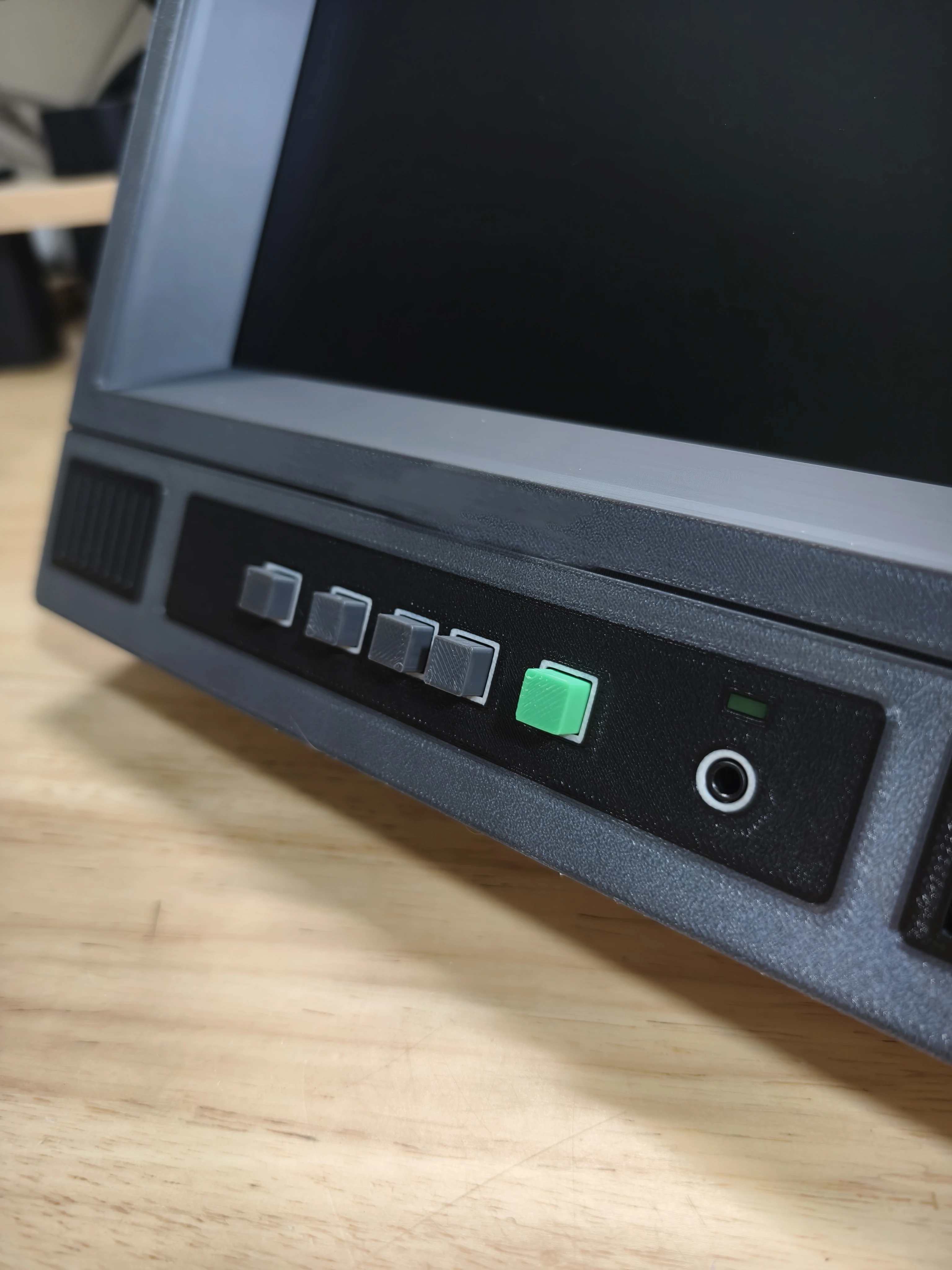 10,4-Zoll Retro Trinitron-inspirierter LCD-Monitor mit 4:3 Seitenverhältnis, kompatibel mit PS1/PSone/PS2/PS3, klappbarer Ständer, vertikaler Modus