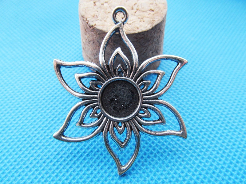 Tono argento antico / Antico bronzo cavo fiore base impostazione lunetta vassoio lunetta Ciondolo pendente / Ricerca, in forma 10mm Cabochon / Cameo r