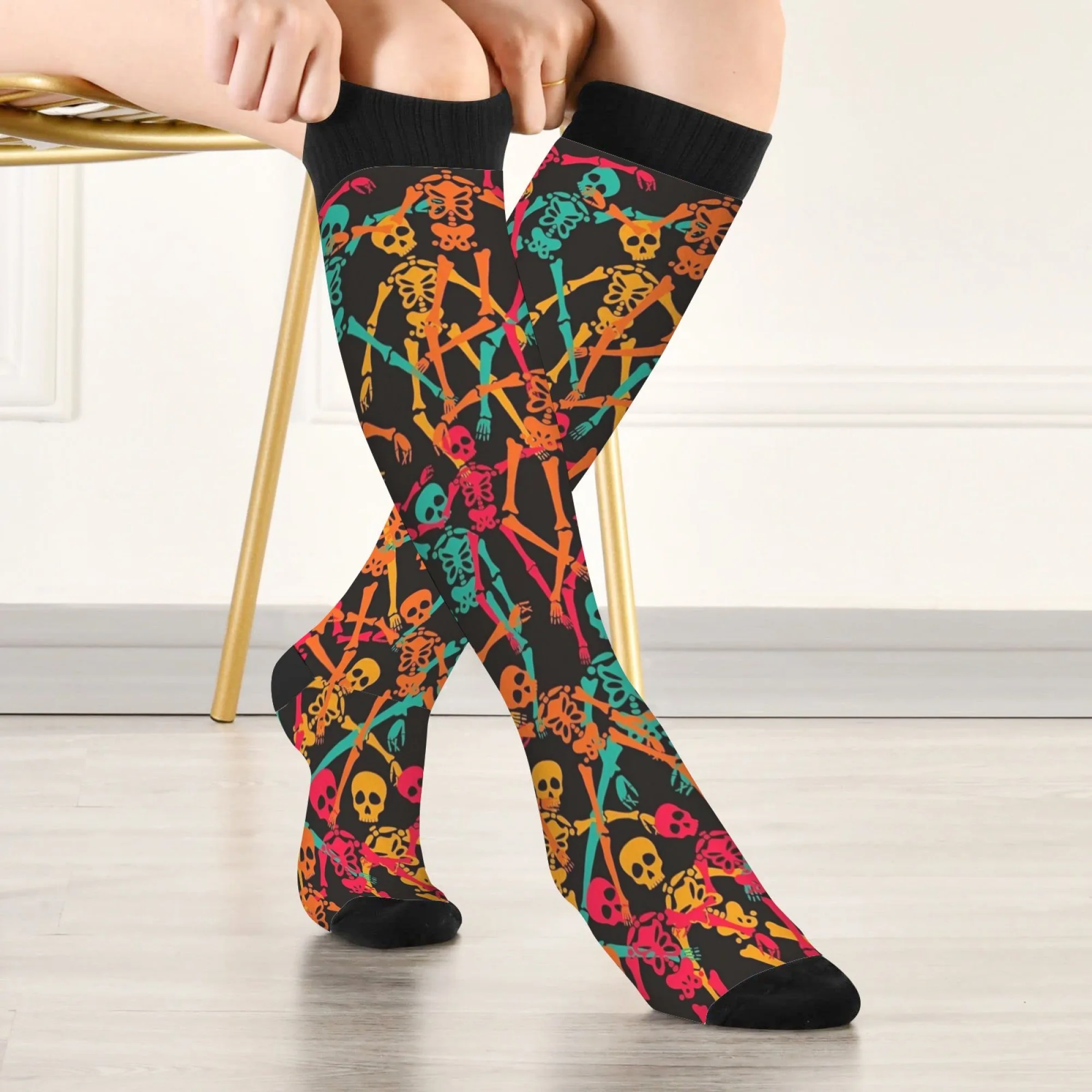 Carzy Halloween Party Kniestrümpfe Bunte Totenkopf- und Knochenmuster Neonakzente und komplizierte Kieferdetails Gothic Punk Inspire Image