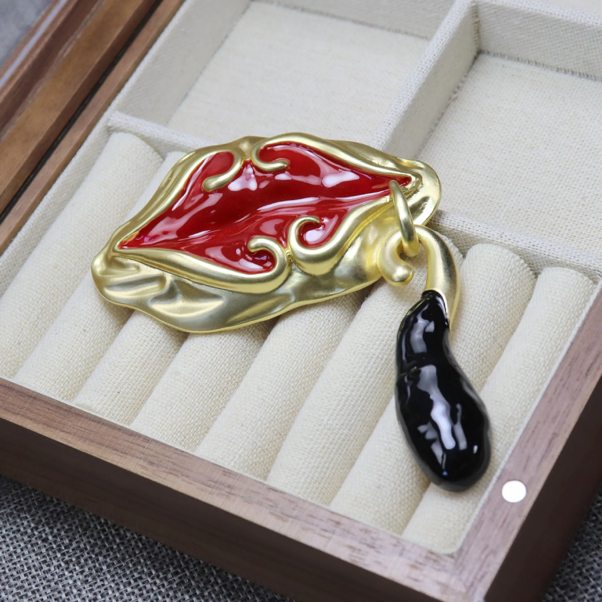 Vintage-Brosche mit roten Lippen, Retro-Design, einzigartige Modeaccessoire-Anstecknadel Image