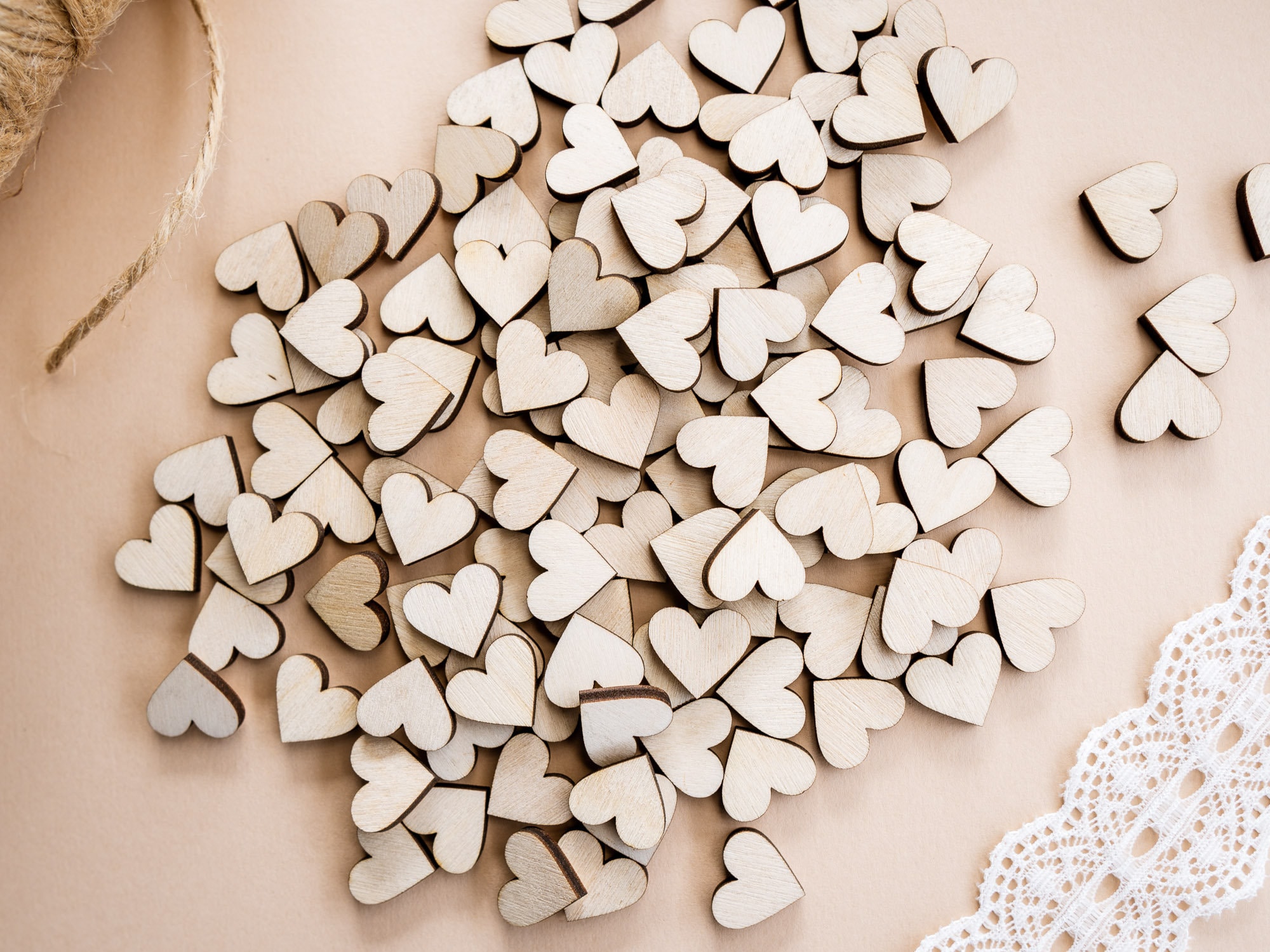 "100x 15 mm/ 0,6\" minuscole mini forme di coriandoli a forma di cuore da 1,5 cm, piccole decorazioni in legno a forma di cuore, cuori per artigianato,"