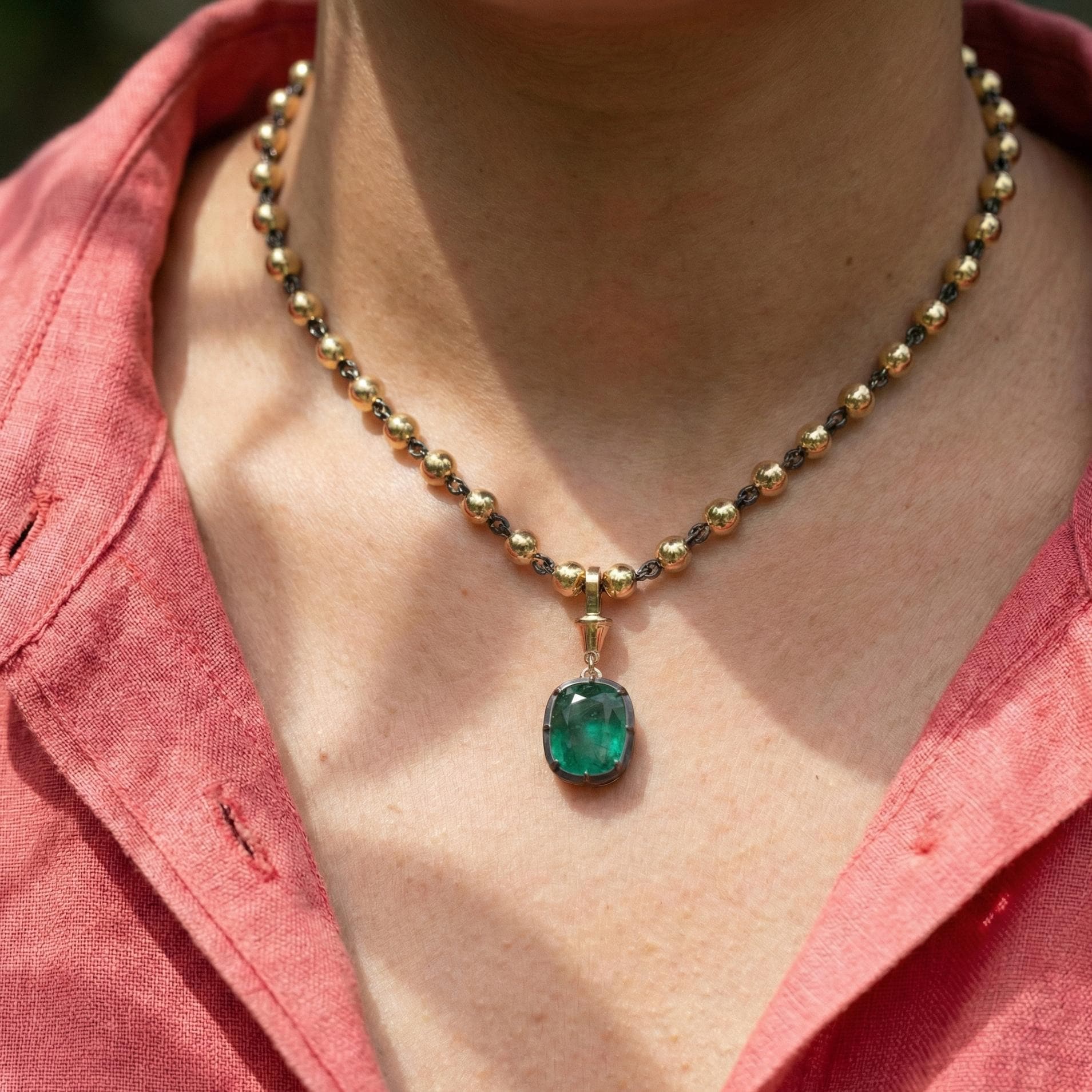 Collana con smeraldo verde taglio cuscino allungato, stile georgiano, da 4,0 ct, con bottone tagliato sul retro, collana con catena a sfere in stile e