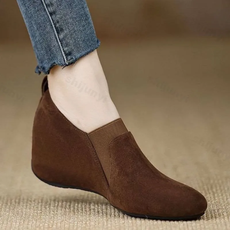Frauen Keil Schuhe 2025, Herbst Neue Bequeme Höhe Erhöhen Slip auf Casual Schuhe Rutschfeste Vintage Outdoor-Mode Einzelnen Schuhe