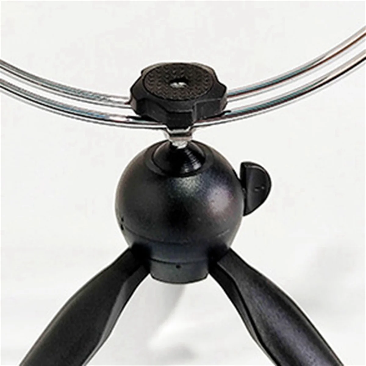 【Flash&Deal!】{Verstärkter Doppelkopf-Eishengelständer, zusammenklappbares Metallstativ, tragbares Design, dreieckiger Eishengelständer Image