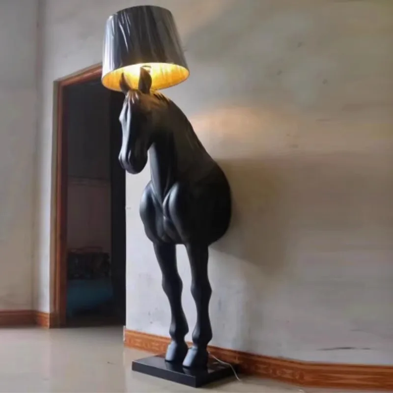 Moderne nordische Stehlampe für den Innenbereich, kreative Halbkörper-Pferdeskulptur, vertikales Seil für Villa, Hotellobby, Dekoration, Kunstharz Image