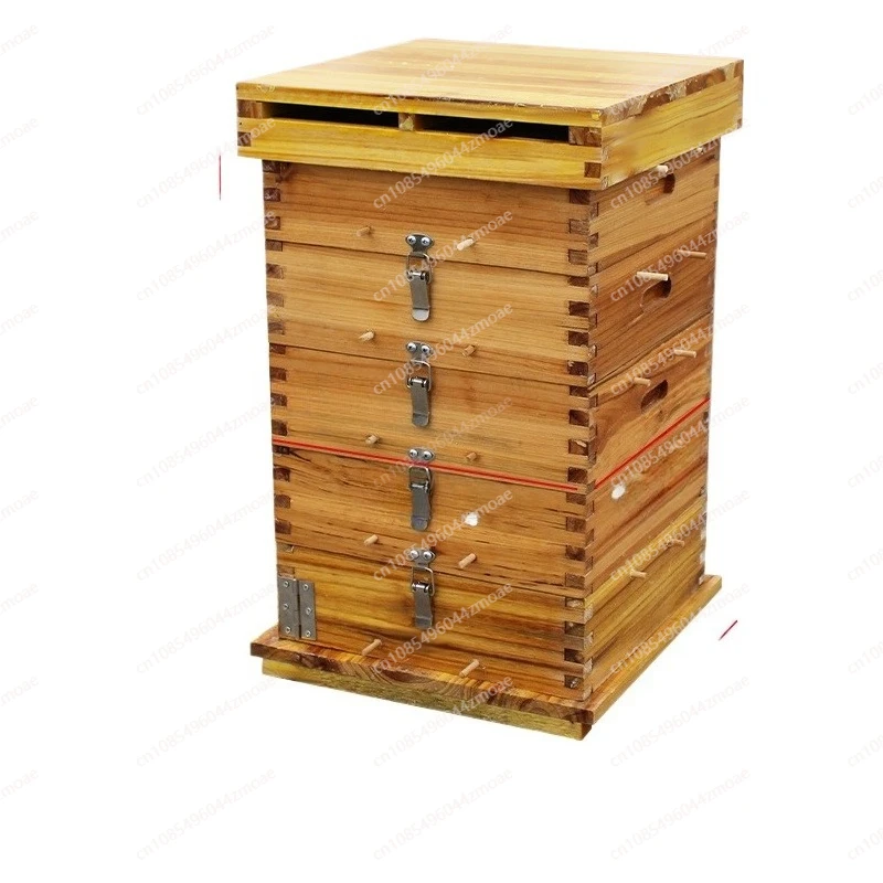 Alte, traditionelle Bienenlockeimer aus Tannenholz für die Imkerei | Natürlicher runder Bienenkasten zur Wildbienenfangung Image