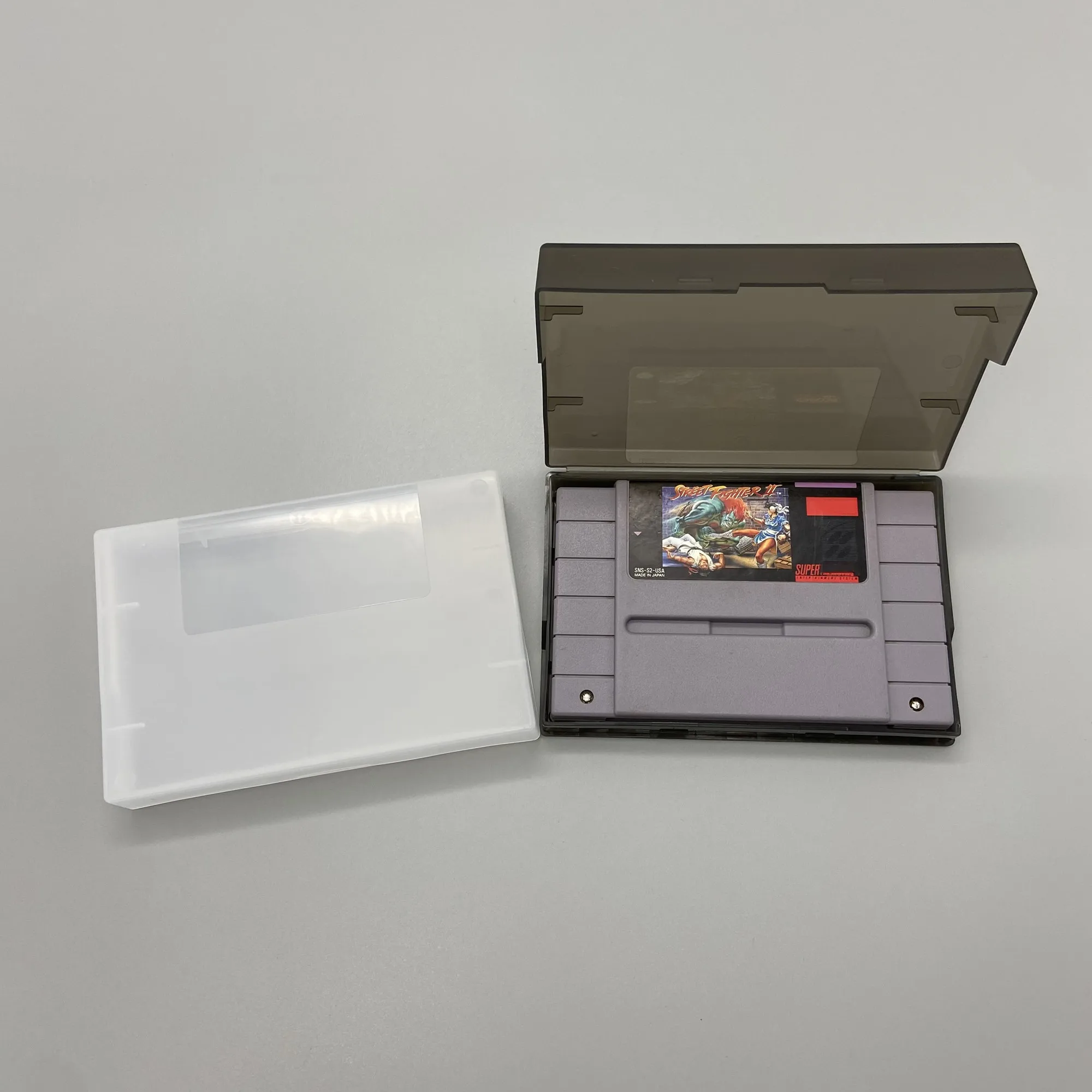 Die Spielaufbewahrungsbox für das Super Nintendo Entertainment System SNES der amerikanischen Version Image