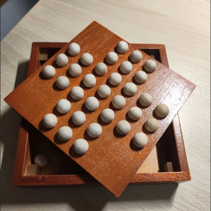 Solitärspiel für kognitive Entwicklung – Diamantschach aus Holz für strategisches Denktraining Image