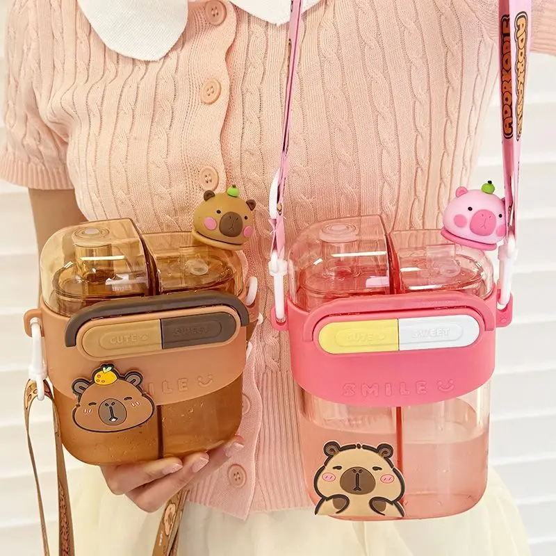 550/780 ml süße Kinder Cartoon Capybara Doppelgetränk Lager Kunststoff Wasserflasche große Kapazität Stroh Kunststoff Kinderbecher Image