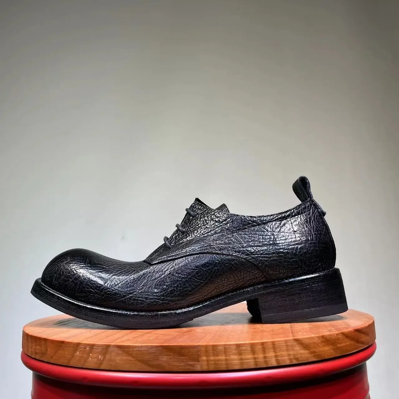 Handgenähte Derby-Schuhe aus Pferdeleder für Herren mit einzigartigem Webmuster und niedrigem Bund Image