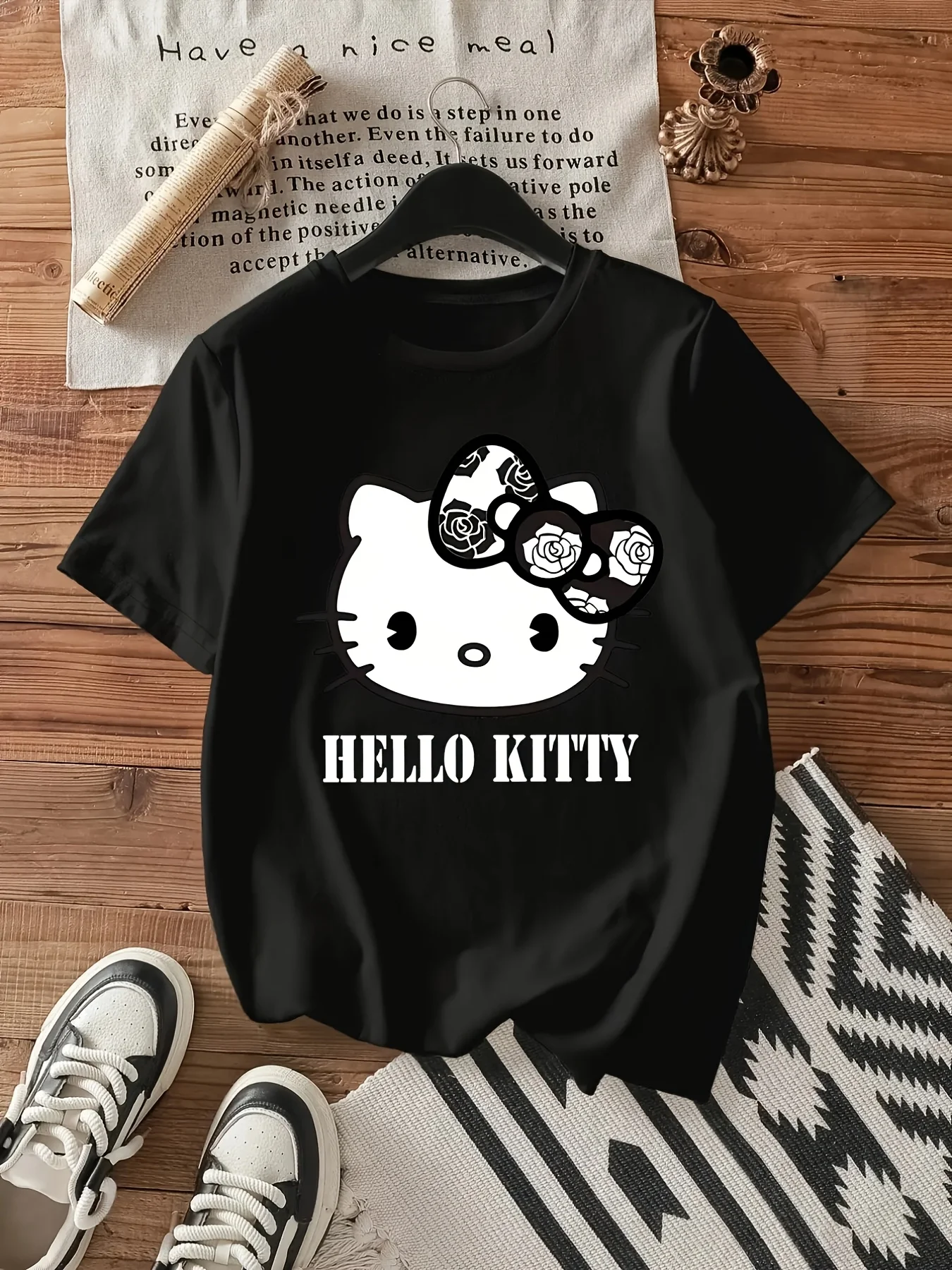 Sommer-T-Shirt für Kinder mit Sanrio-Hello-Kitty-Rosenblüten-Schleifenmuster, trendig und modisch, niedlich und lässig, 100 % Baumwolle Image