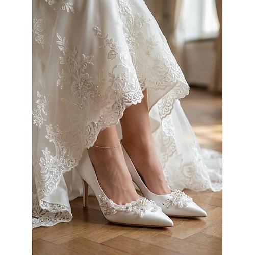Weiße, spitze Damen-Pumps mit Blumenstickerei – elegante Brautschuhe für Hochzeiten in der Stadt Image