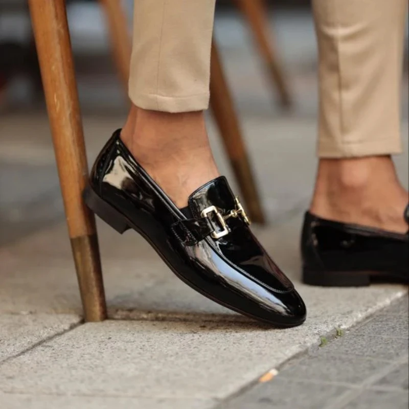 Neue schwarze Slipper für Herren, Pu-Leder, Slip-On, runde Zehenpartie, solide Frühlings-Herbst-handgefertigte Herrenschuhe für Business, Größe 38–46