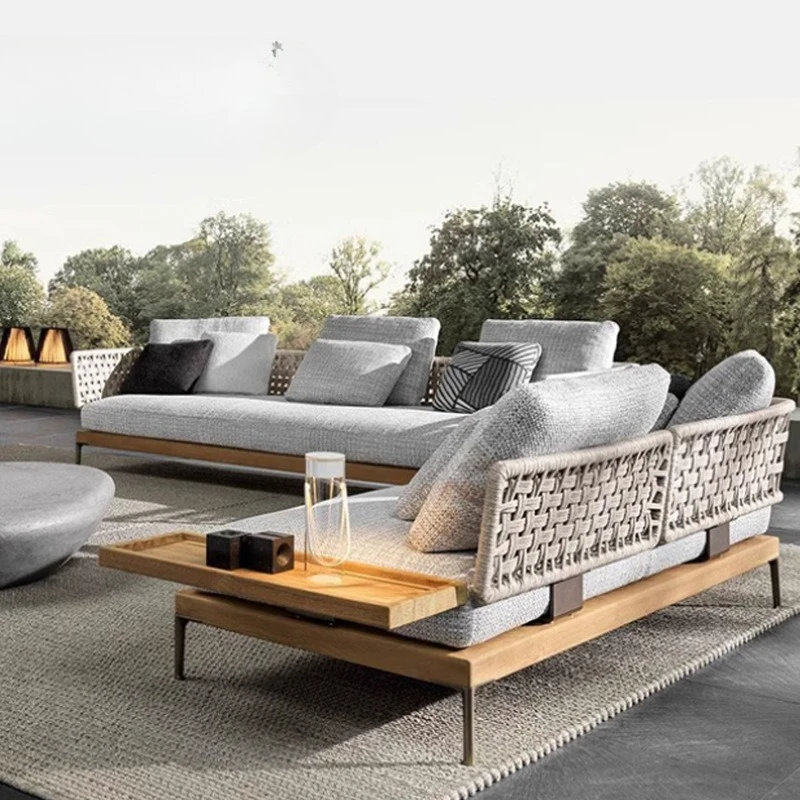 Rattan-Sofa im Innenhof einer Villa im Freien, hochwertiges Teakholz-Sofa für Freizeit-Hotels und B&Bs Image