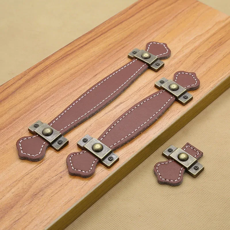Möbelknöpfe aus Leder, Griff und Knöpfe aus weichem Leder, Möbel, Schrank, Schublade, Truhe, Koffer, Kofferraum, Box, Koffer, Griff mit Schrauben Image