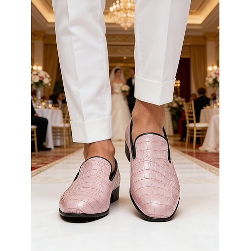 Rosa Herren-Slipper mit Krokodilprägung, glattes Kunstleder, eleganter, moderner Stil, perfekt für stilbewusste Männer auf Hochzeiten und Partys. Image