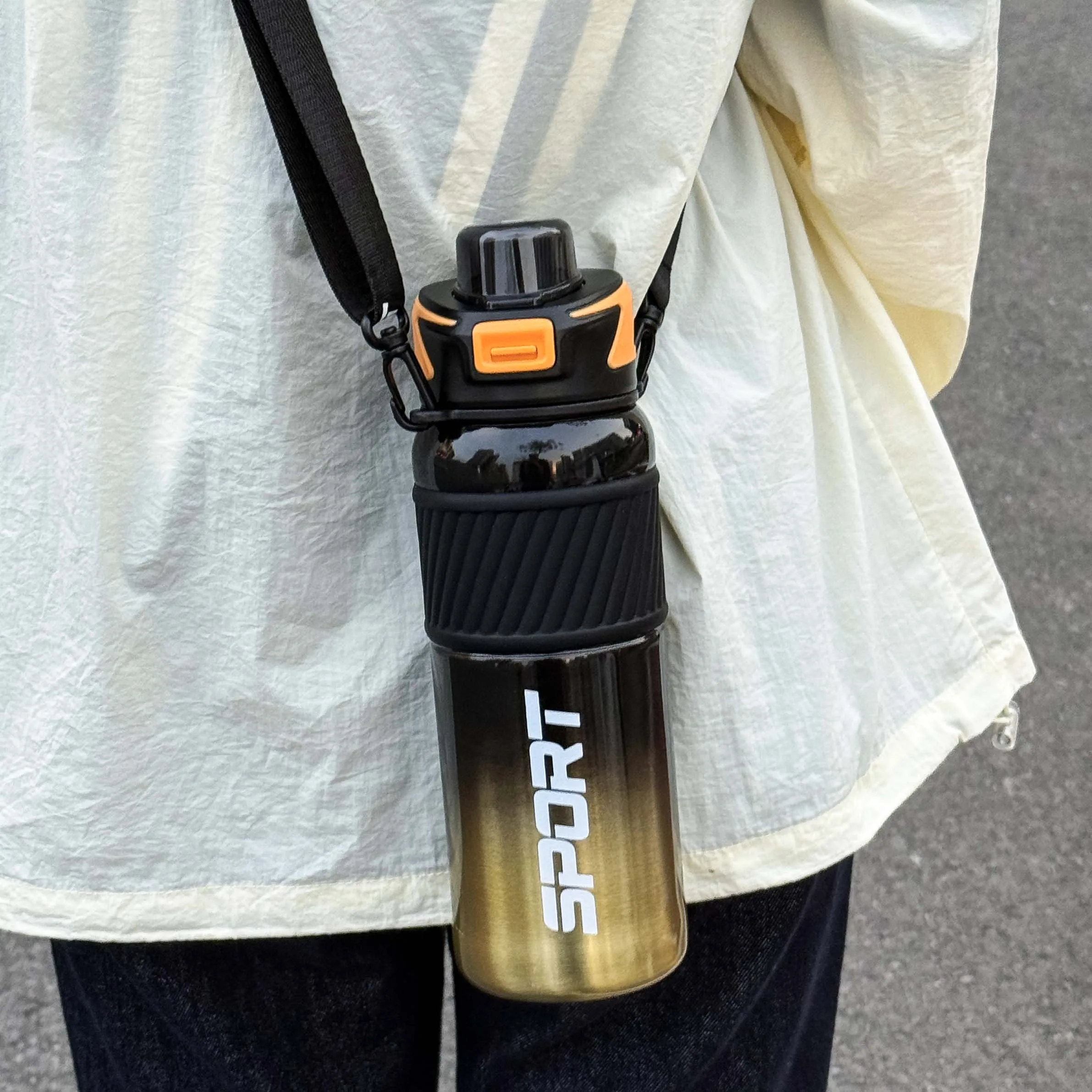 1 Stück 800 ml Sportwasserbecher mit großem Fassungsvermögen, einfacher Buchstabendruck und Schultergurtseil, tragbarer Wasserbecher für Outdoor-Sportarten Image