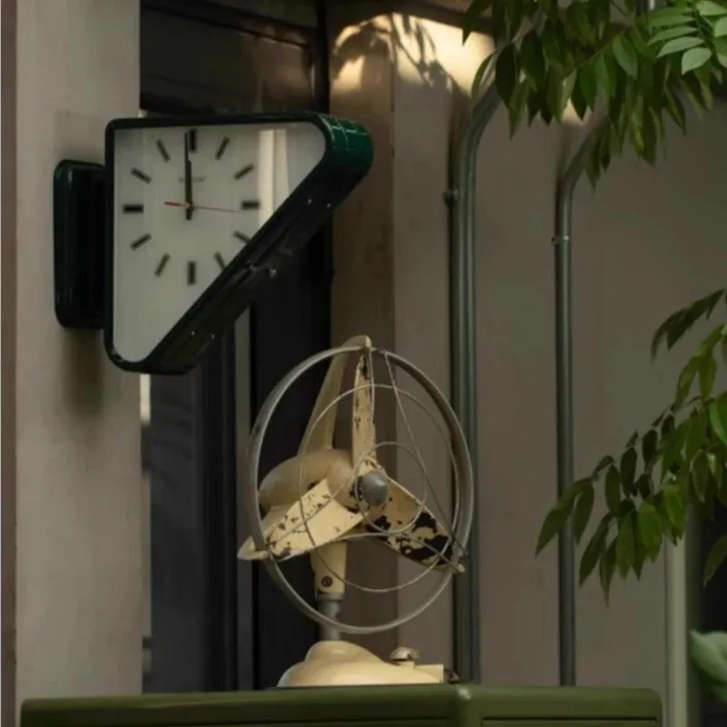 Wohnzimmer Minimalismus Uhren Zweiseitige Wanduhren Dreieck Moderne Uhr Mechanismus Stille Design Uhr Uhr für Dekoration
