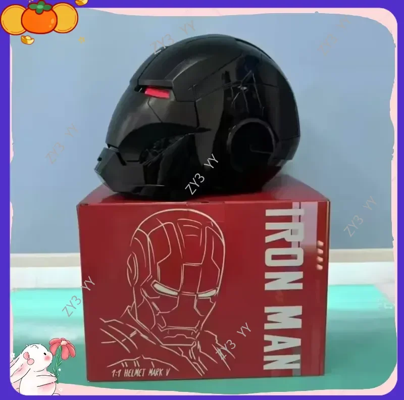 Iron Man Helm Neues Elektrisches Sprachgesteuertes Spielzeug mit Beweglicher Schwarz-Gold-Silber-Maske Trendiges Sammlerstück Actionfigur-Zubehör