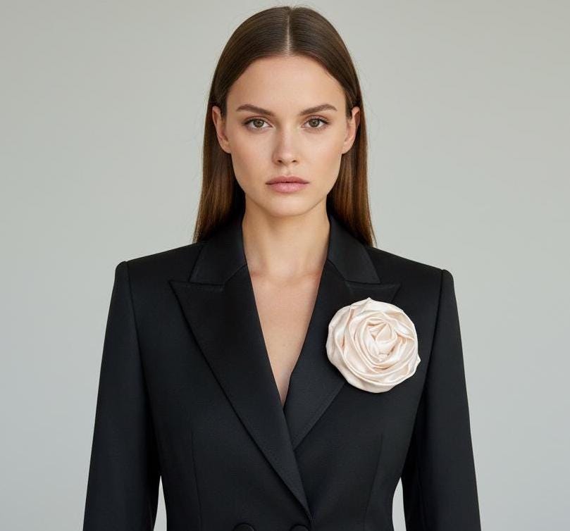 Spilla a forma di rosa in seta, spilla a forma di rosa in seta ecrù, spilla a forma di fiore da sposa, accessorio per giacca, elegante spilla da sposa
