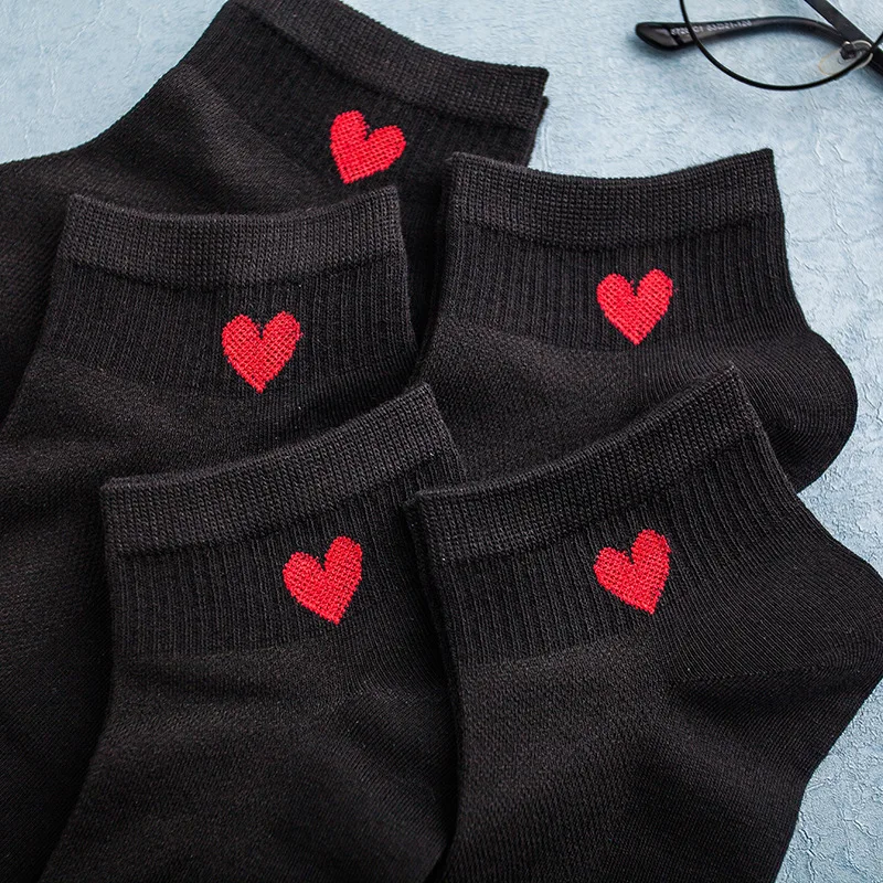 1 paio di calzini da donna donna cuore rosso Streetwear calzini da cartone animato per ragazze Harajuku Kawaii calzini carini cotone nero bianco calzino divertente