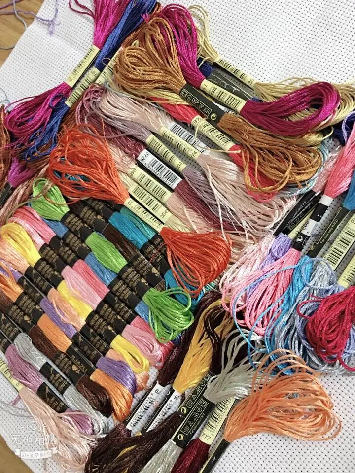 Colori casuali 30/50/100/500 matasse ricamo di seta filo da ricamo filo di seta ricamo fatto a mano fili a punto croce