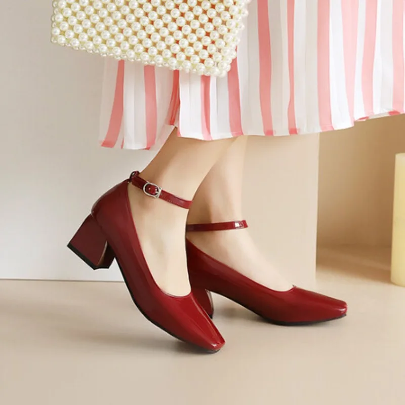 Neue Damen-Mary-Janes-Schuhe in Rot und Schwarz, hochwertiges Leder, niedriger Absatz, Kleidschuhe, quadratische Zehen, flacher Schnallenriemen, Damenschuhe