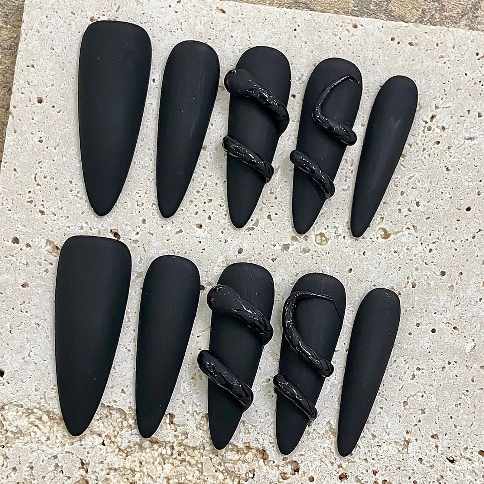 Handgemachte Nägel zum Aufdrücken, mattschwarz, lange Mandel-Kunstnägel, Punk, cooles 3D-Snack-Dekor, tragbar, abnehmbar, gefälschte Nagelflicken, 10 Stück Image