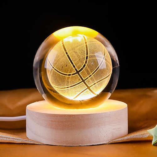6 cm große 3D-Kristallkugellampe mit eingraviertem Sportmotiv – Fußball, Basketball, Badminton, Tennis. USB-betriebenes LED-Nachtlicht mit Holzsockel für Schlafzimmer, Partys, Sportfans und Image