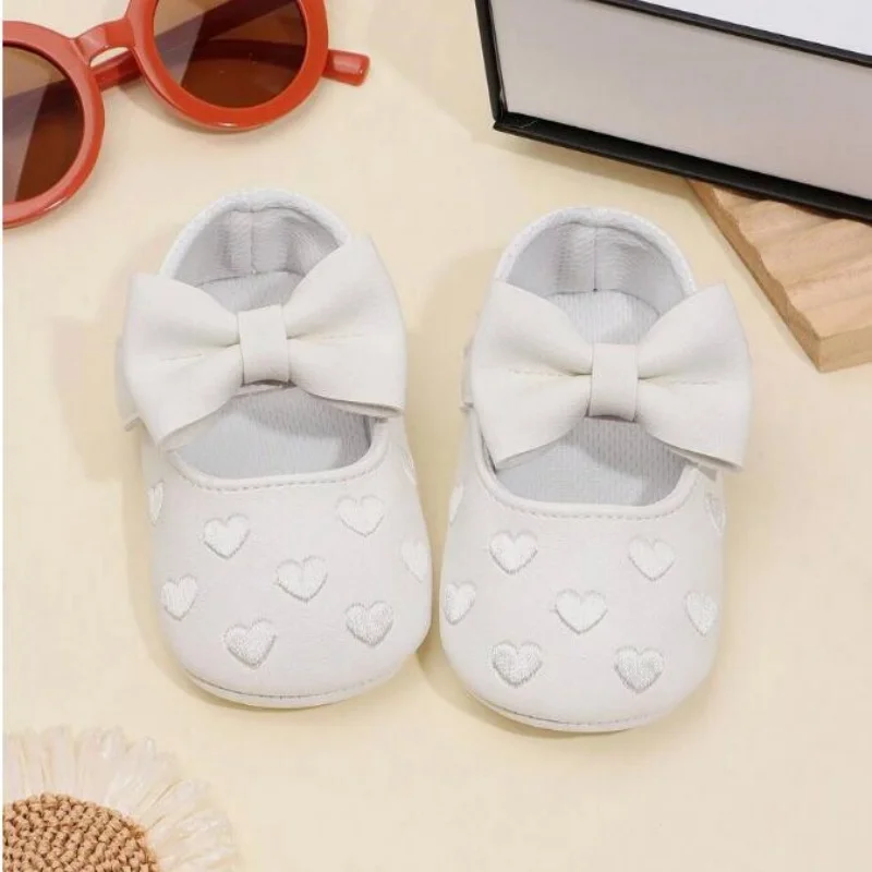 Niedliche Frühlings- und Herbst-Babyschuhe für 0–18 Monate, PU-Liebesverzierte Prinzessinnenschuhe mit Stoffboden und rutschfester Sohle für Säuglinge und Kleinkinder Image